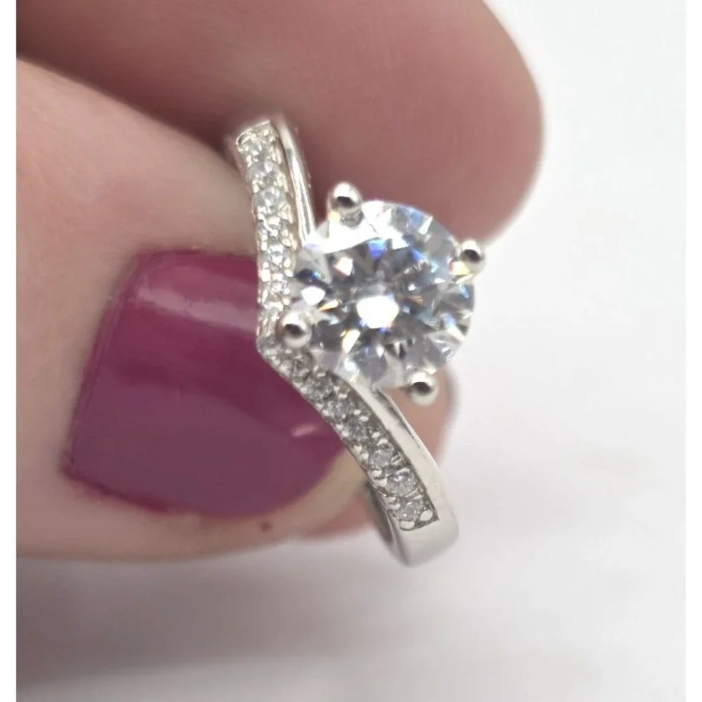 Moissanite V-shaped 1 CT Round Ring Size 6.5 Adjustable Sterling Silver 925 NWOT